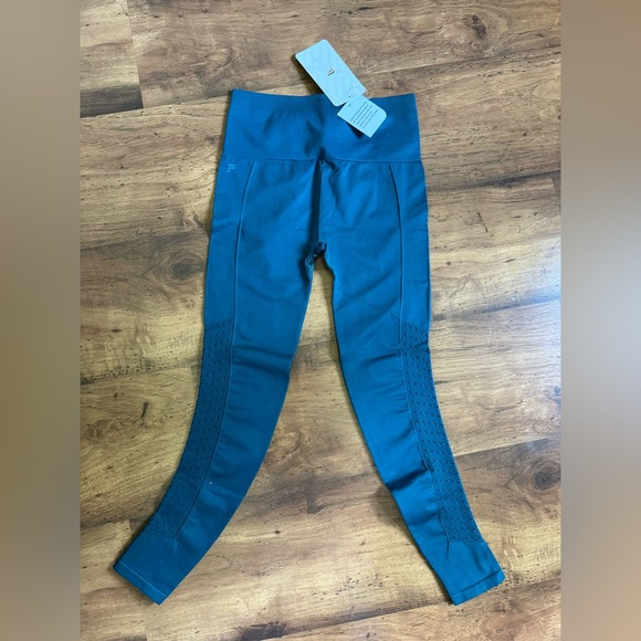 Fabletics 3/4 Length Leggings - Picture 3 of 6
